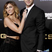 Miley Cyrus abraza a Liam Hemsworth en la premiére mundial de 'Los Juegos del Hambre'