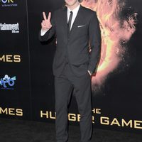 Liam Hemsworth saluda en la premiére de 'Los Juegos del Hambre'
