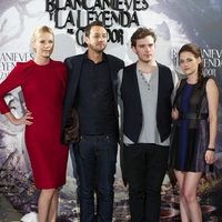Rupert Sanders y los protagonistas de 'Blancanieves y la leyenda del cazador' en la presentación de la película en Madrid