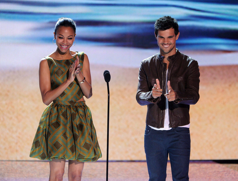 Zoe Saldana y Taylor Lautner en los Teen Choice Awards 2012