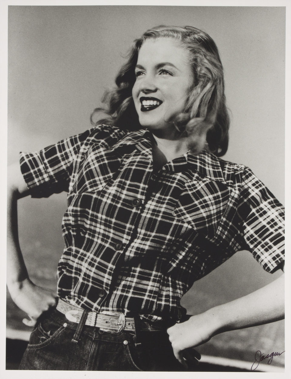 Norma Jean Dougherty con camisa de cuadros