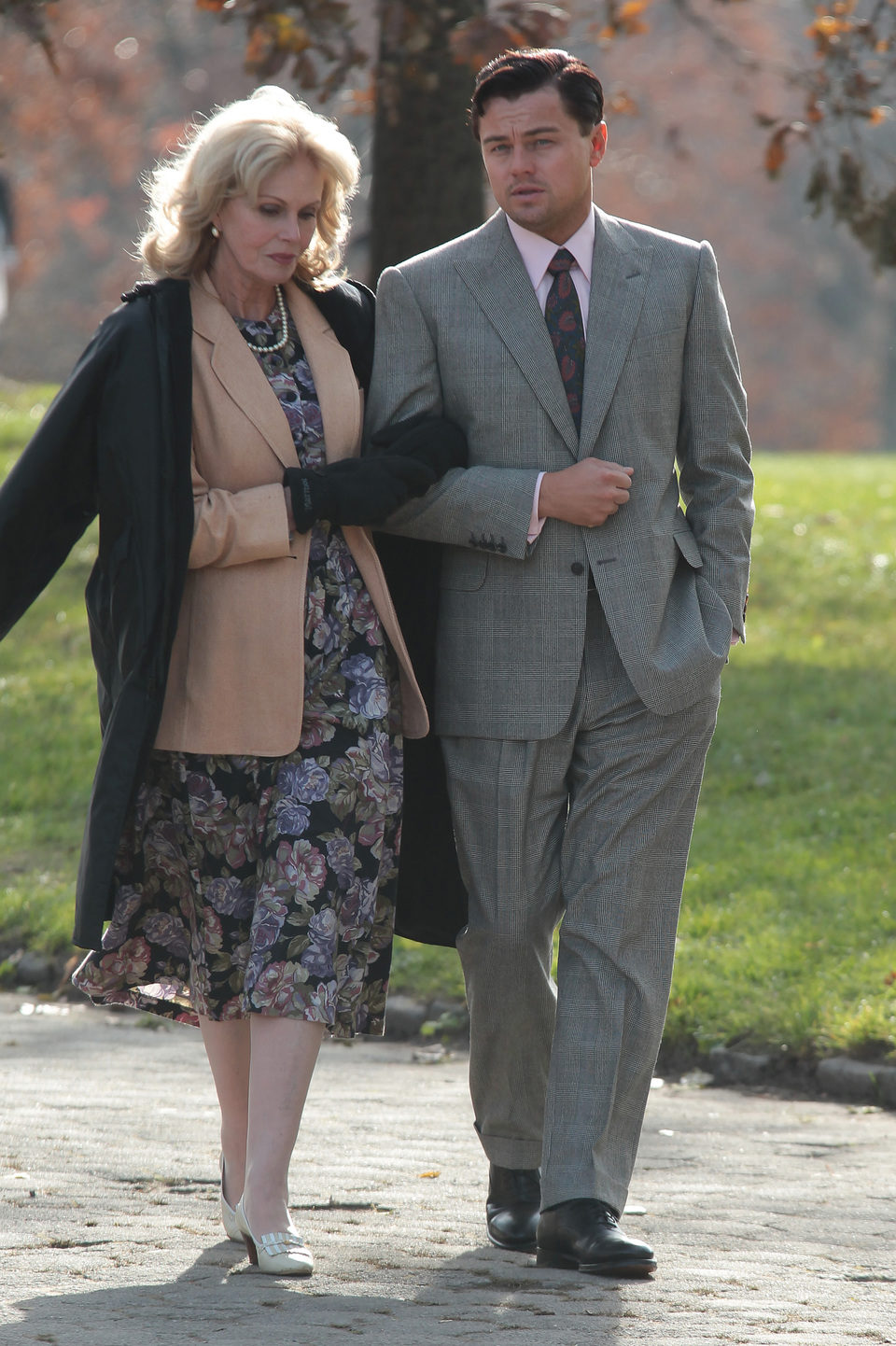 Joanna Lumley y Leonardo DiCaprio conversan en un parque