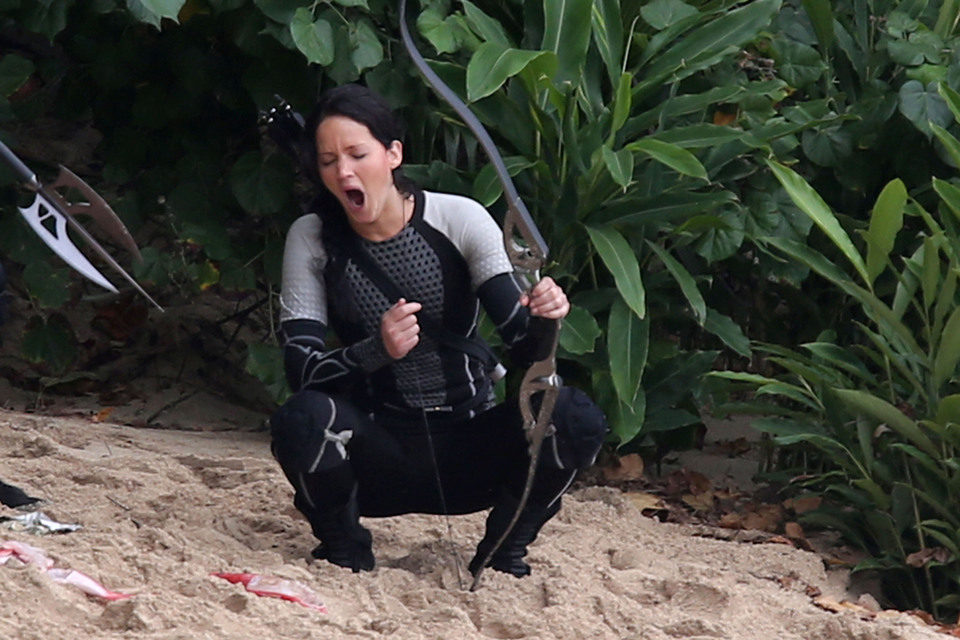 Jennifer Lawrence bosteza en el rodaje de 'Los Juegos del Hambre: En llamas'