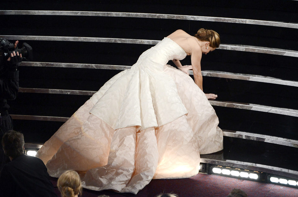 Jennifer Lawrence tropieza en los Oscar 2013