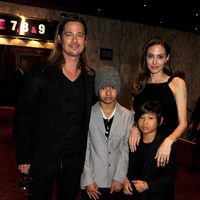 Brad Pitt y Angelina Jolie con sus hijos Maddox y Pax Jolie-Pitt en el estreno de 'Guerra Mundial Z' en Londres