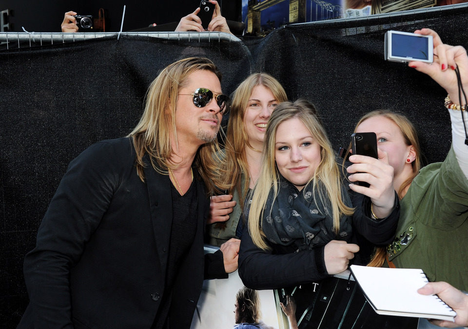 Brad Pitt atiende a los fans en el estreno de 'Guerra Mundial Z' en Londres