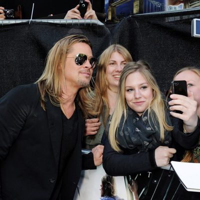 Brad Pitt atiende a los fans en el estreno de 'Guerra Mundial Z' en Londres