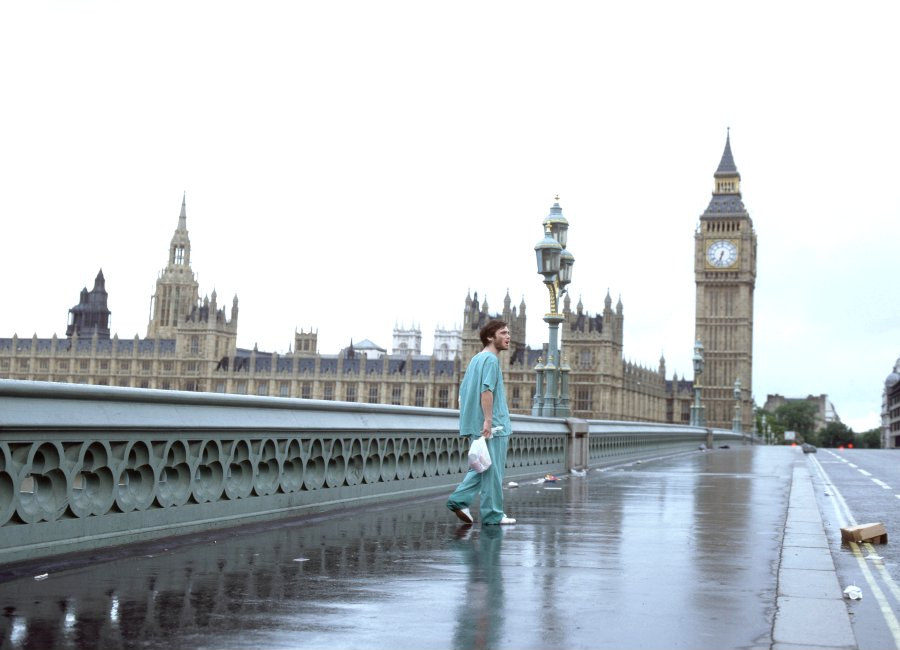 Cillian Murphy caminando por las calles vaciadas de Londres