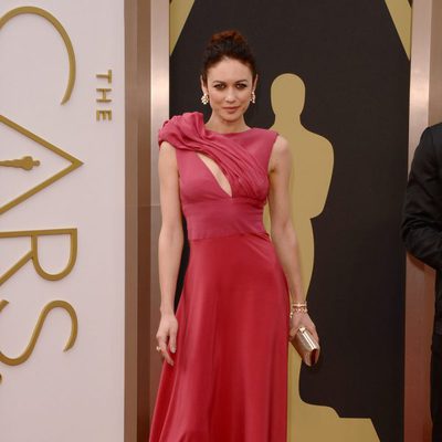 Olga Kurylenko en la alfombra roja de los Oscar 2014