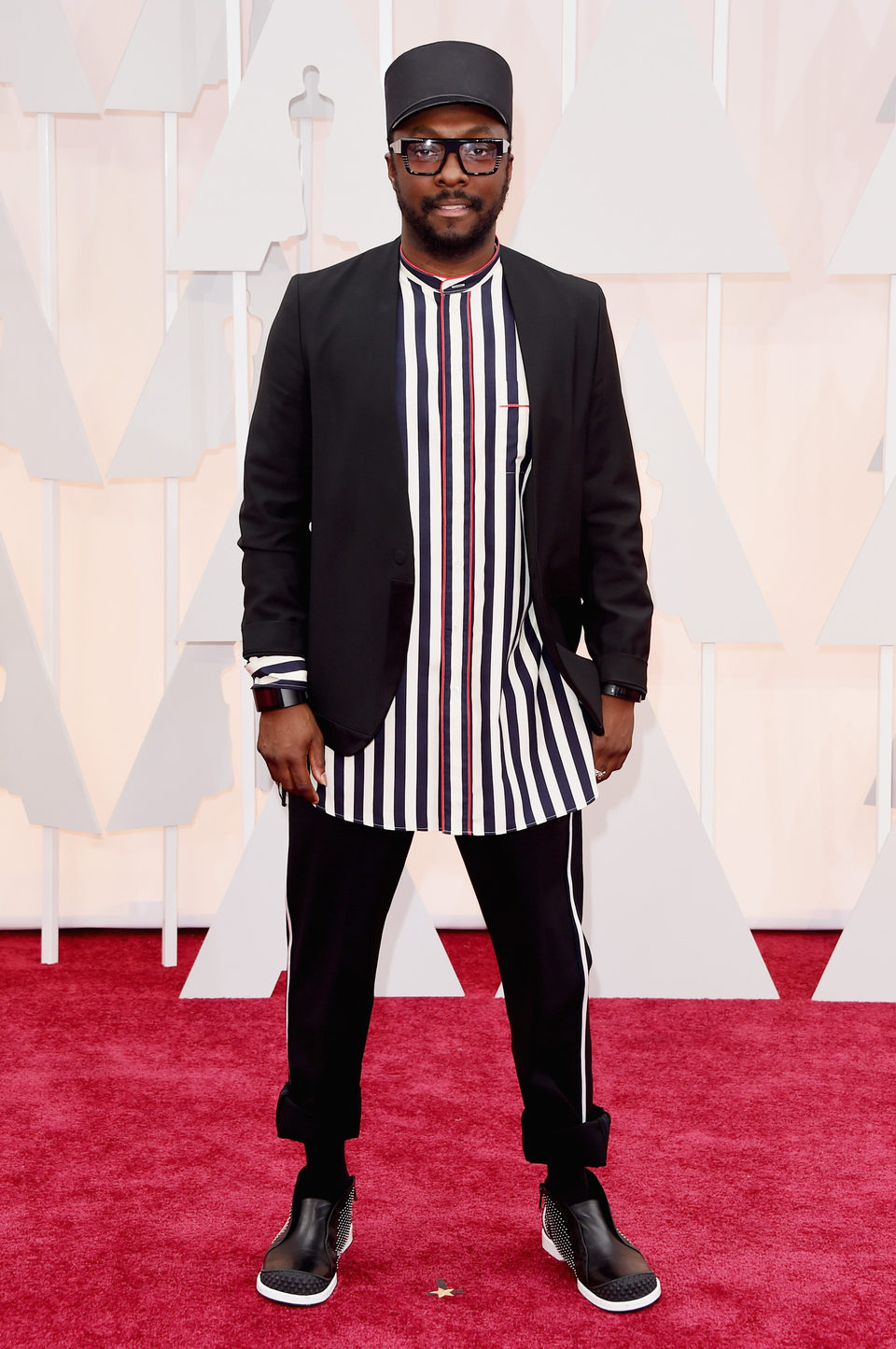 Will i Am posa en la alfombra roja de los Oscar 2015