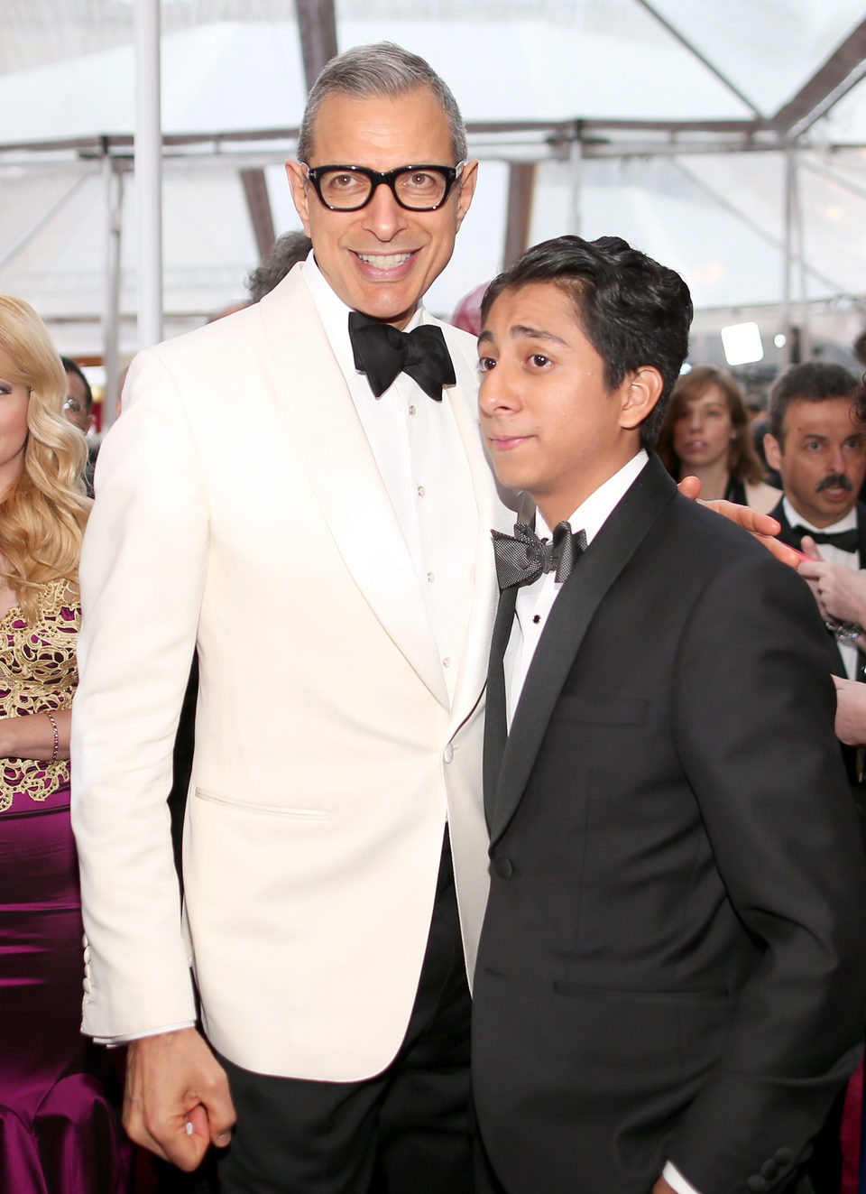 Jeff Goldblum y Tony Revolori en la alfombra roja de los Oscar 2015