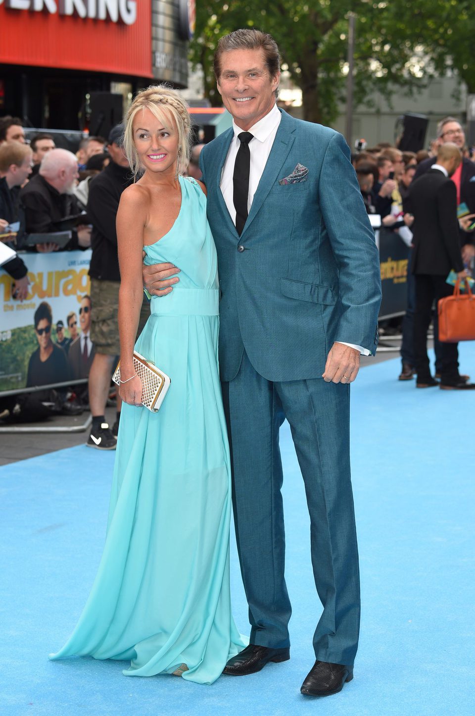 Hayley Roberts y David Hasselhoff posando en la premiere europea 'Entourage'