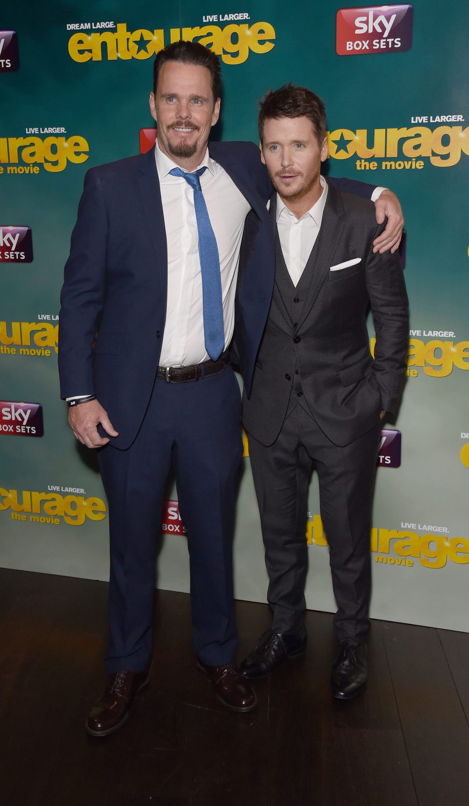 Kevin Dillon y Kevin Connolly posan juntos en la premiere europea de 'Entourage'