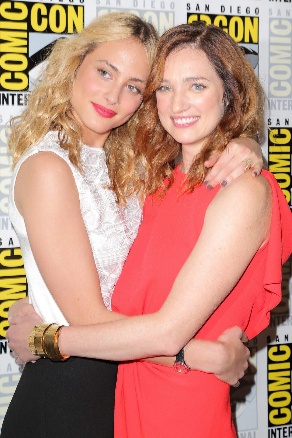 Kristen Connolly y Nora Arnezeder en la Comic-Con 2015