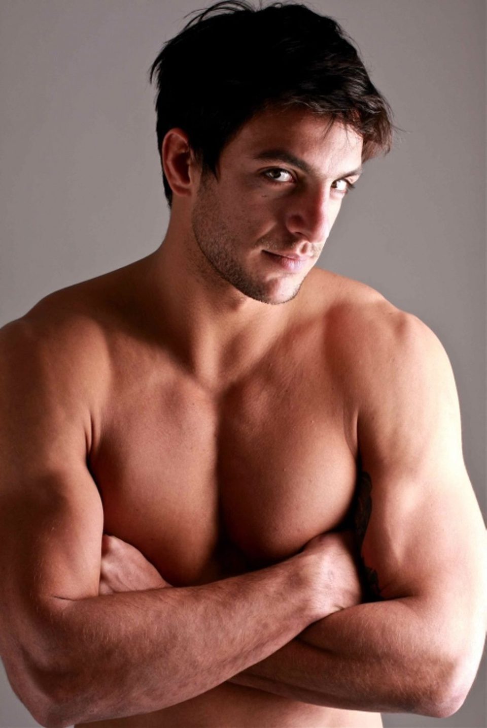 Joaquín Ferreira sin camiseta posa tímido ante la cámara