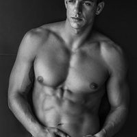 Joaquín Ferreira sin camiseta en blanco y negro