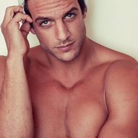 Joaquín Ferreira desnudo, vestido únicamente por un gorro