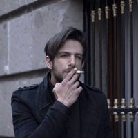 Joaquín Ferreira fumando en la calle