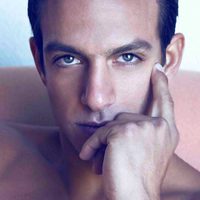 Joaquín Ferreira se hace el interesante en una sesión de fotos