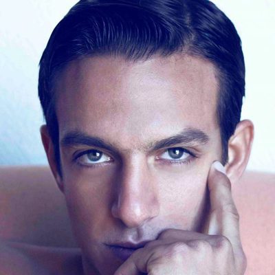 Joaquín Ferreira se hace el interesante en una sesión de fotos