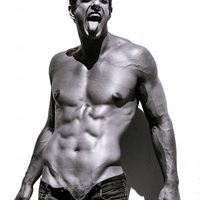 Joaquín Ferreira luce abdominales en una sesión de fotos