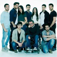 El reparto de 'Los amigos raros' y el director Roberto Pérez Toledo