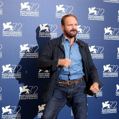 Ralph Fiennes baila en la 72ª edición del Festival de Venecia