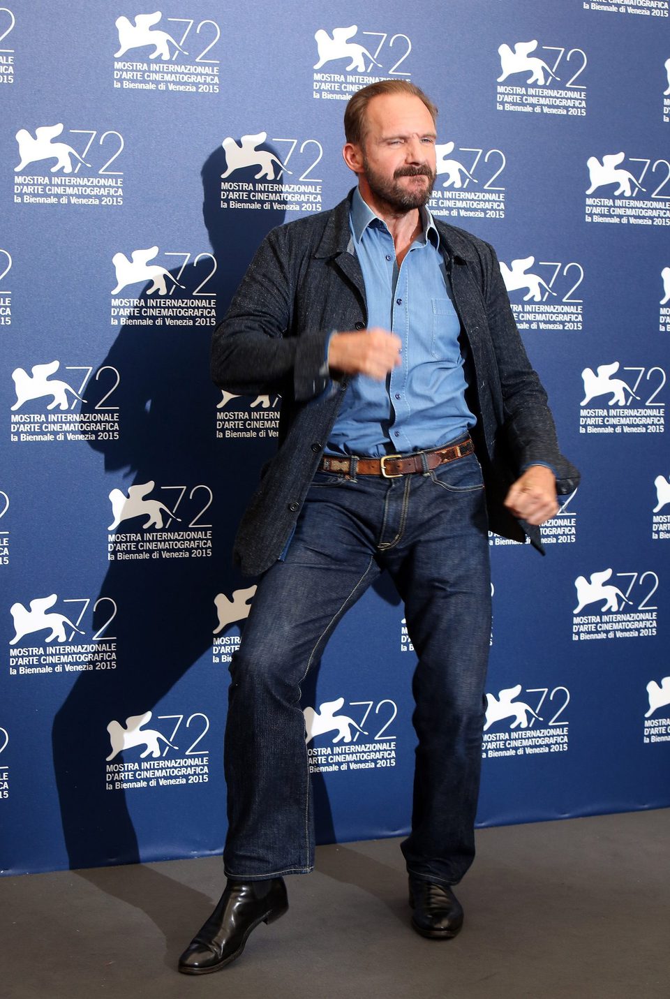 Ralph Fiennes baila en la 72ª edición del Festival de Venecia