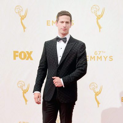 Andy Samberg en la alfombra roja de los Emmy 2015