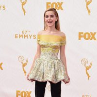 Kiernan Shipka en la alfombra roja de los Emmy 2015