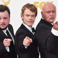 John Bradley-West, Alfie Allen y Conleth Hill en la alfombra roja de los Emmy 2015