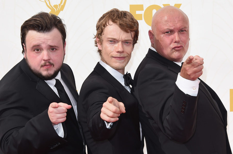 John Bradley-West, Alfie Allen y Conleth Hill en la alfombra roja de los Emmy 2015