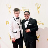 Rico Rodriguez y Nolan Gould en la alfombra roja de los Emmy 2015