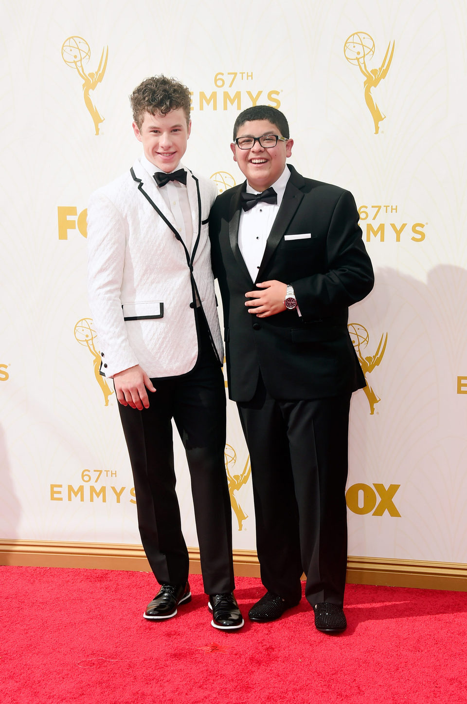 Rico Rodriguez y Nolan Gould en la alfombra roja de los Emmy 2015