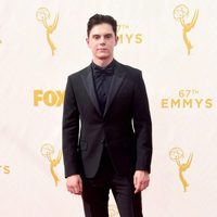 Evan Peters en la alfombra roja de los Emmy 2015