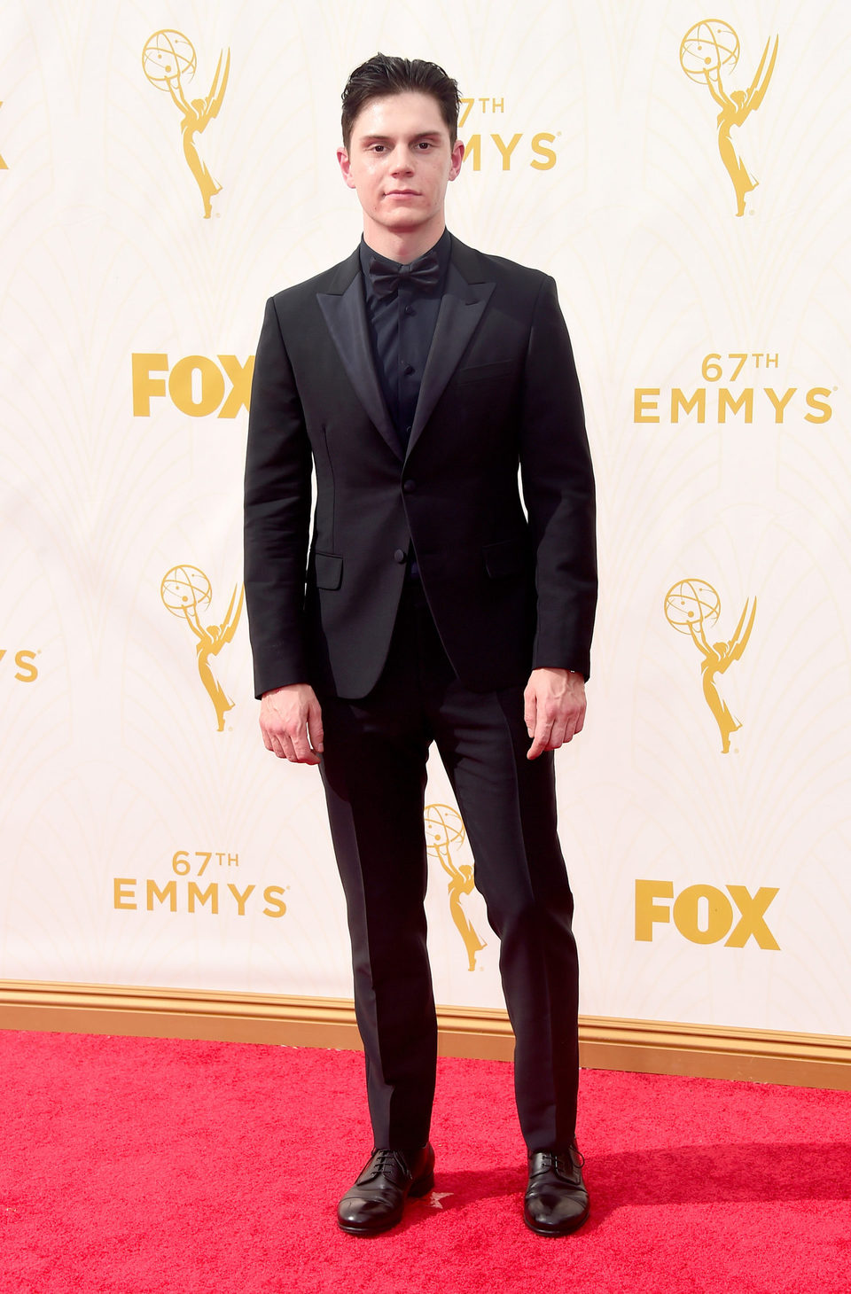 Evan Peters en la alfombra roja de los Emmy 2015