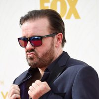 Ricky Gervais en la alfombra roja de los premios Emmy 2015
