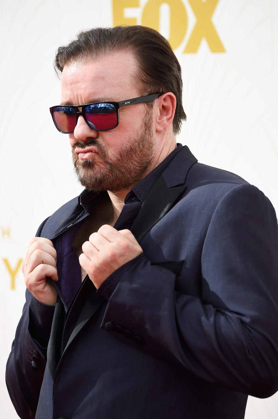 Ricky Gervais en la alfombra roja de los premios Emmy 2015