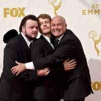 John Bradley-West, Alfie Allen y Conleth Hill antes de los Emmy 2015