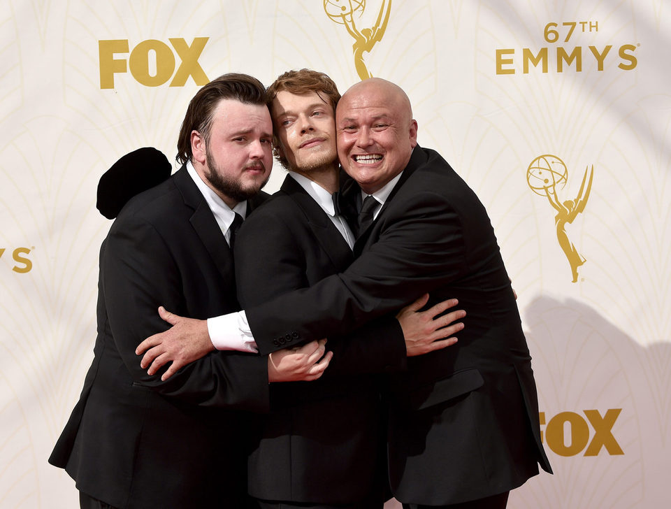 John Bradley-West, Alfie Allen y Conleth Hill antes de los Emmy 2015