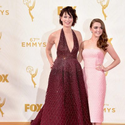 Lena Headey y Maisie Williams en la alfombra roja de los Premios Emmy 2015