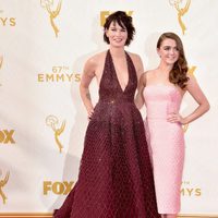 Lena Headey y Maisie Williams en la alfombra roja de los Premios Emmy 2015