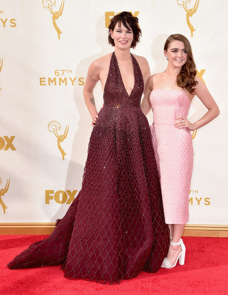 Lena Headey y Maisie Williams en la alfombra roja de los Premios Emmy 2015