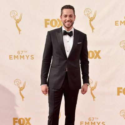 Zachary Levi en la alfombra roja antes de los Premios Emmy 2015