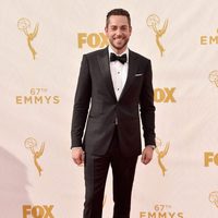 Zachary Levi en la alfombra roja antes de los Premios Emmy 2015