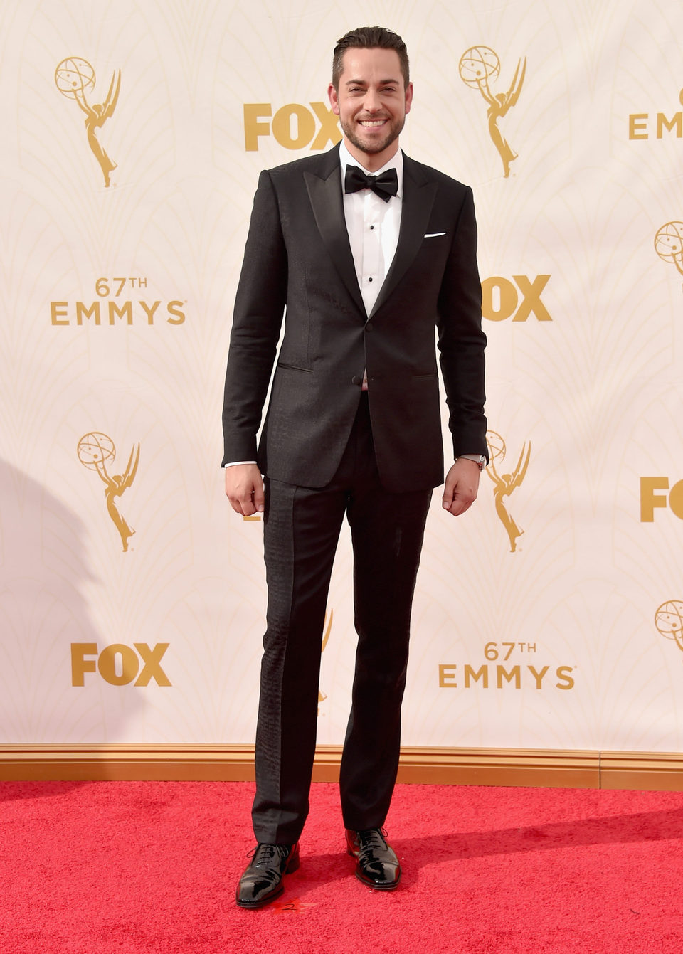 Zachary Levi en la alfombra roja antes de los Premios Emmy 2015