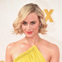Taylor Schilling en la alfombra roja de los Premios Emmy 2015