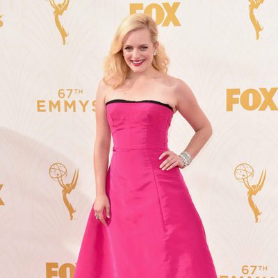 Elisabeth Moss en la alfombra roja de los Premios Emmy 2015