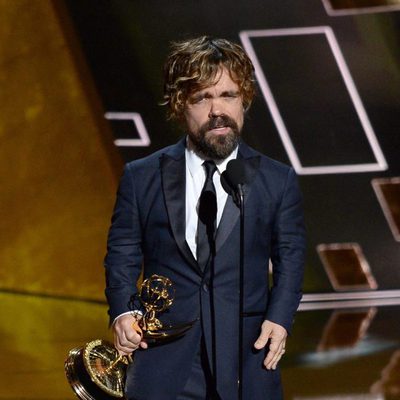 Peter Dinklage recibiendo el Premio Emmy 2015