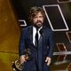Peter Dinklage recibiendo el Premio Emmy 2015